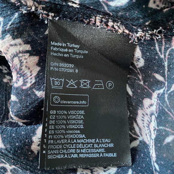 V-neck Ruffled Blouse, size 6, h&m - Picture 12 of 16